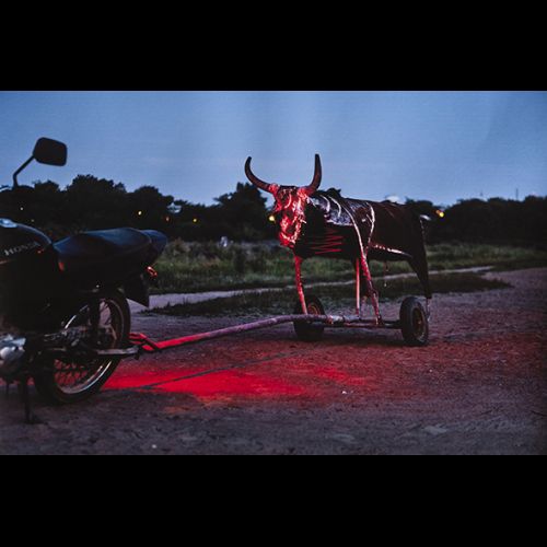 Vaca-mecânica sob luz de freio 2