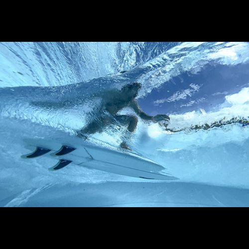 Fotografar debaixo d’água sempre foi um desafio, uma imagem difícil de ser produzida mesmo nas piscinas de ondas artificiais e ambiente controlado.