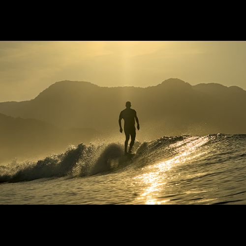 Com os pés no bico longboard o surfista Aladin amanhece iluminado num dia de verão sem fim