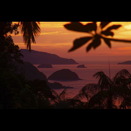 Este amanhecer de verão foi feito a partir da casa do surfista Zecão. Curioso é que este ângulo não existe mais, as árvores cresceram e a mata fechou.