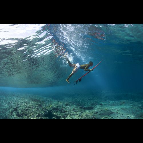 O Taiti é um dos lugares mais lindos do mundo. Água cristalina, natureza exuberante e ondas perfeitas por todos os lados quebrando sobre bancadas afiadas de coral. Essa é a visão que o peixe tem do surfista David do Carmo.